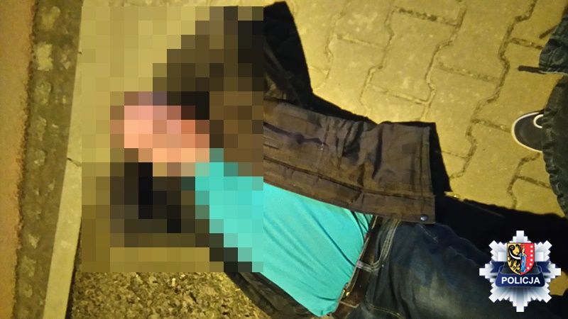 Leżał na jezdni. Z pomocą ruszyła mu policjantka