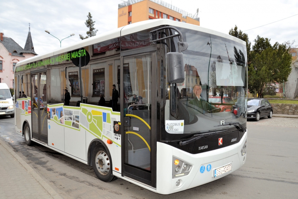 Pierwszego dnia w autobusie pękła opona