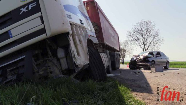 Groźna kolizja. Ciężarówka wymusiła pierwszeństwo (FOTO, WIDEO)