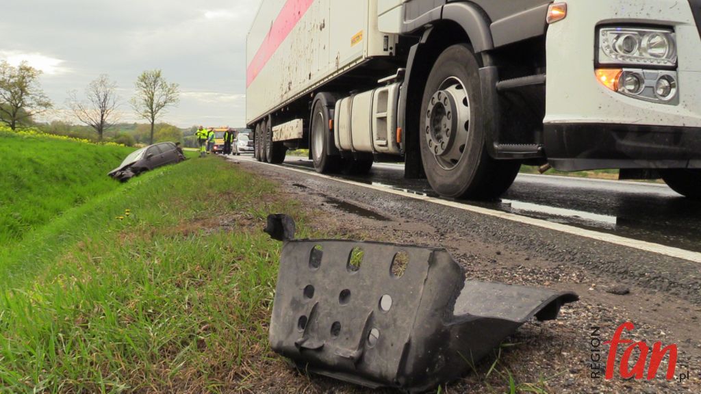 Wyprzedzanie zakończone w rowie (FOTO)