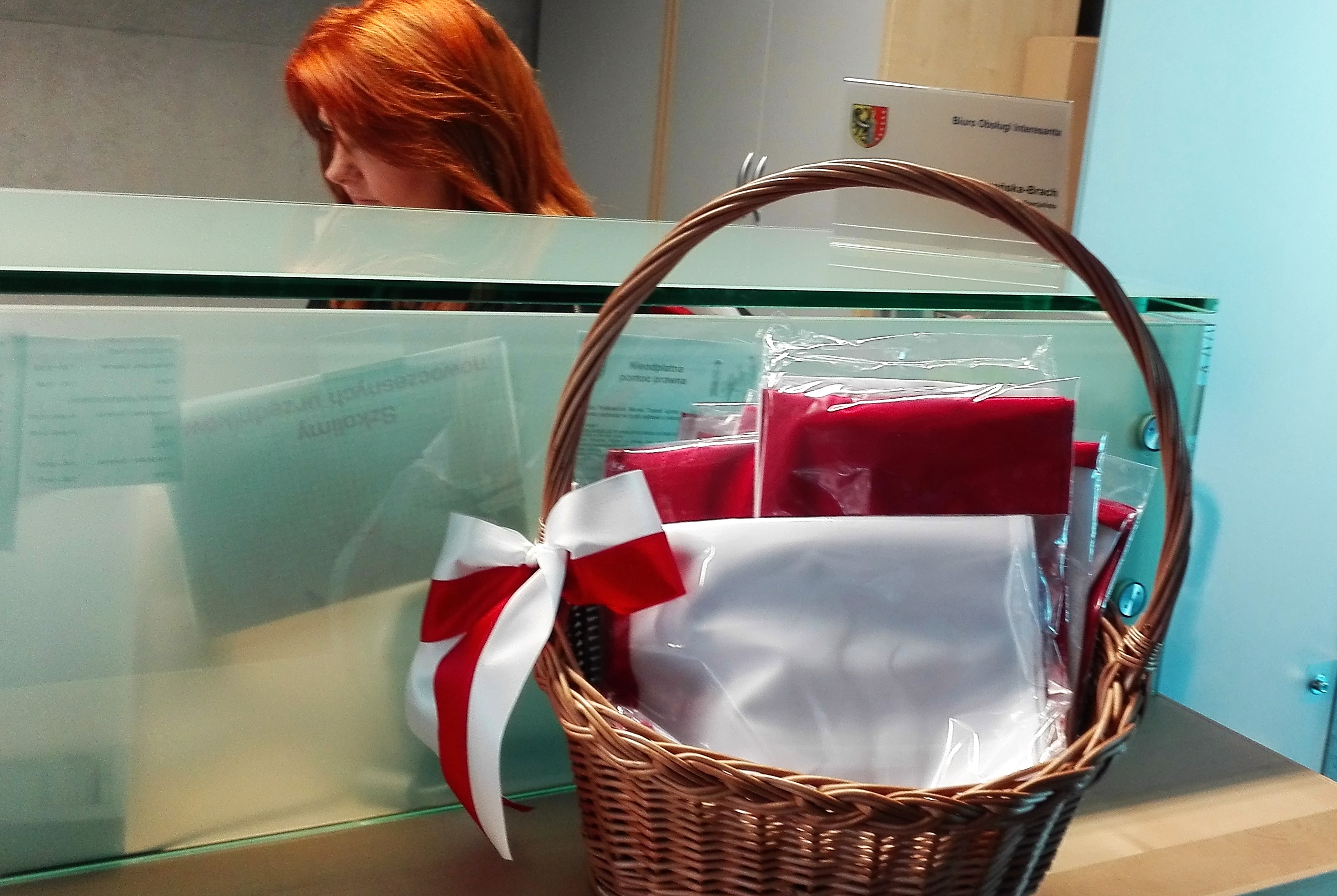 Powiat polkowicki zachęca do wieszania flag. I ogłasza konkurs (WIDEO)