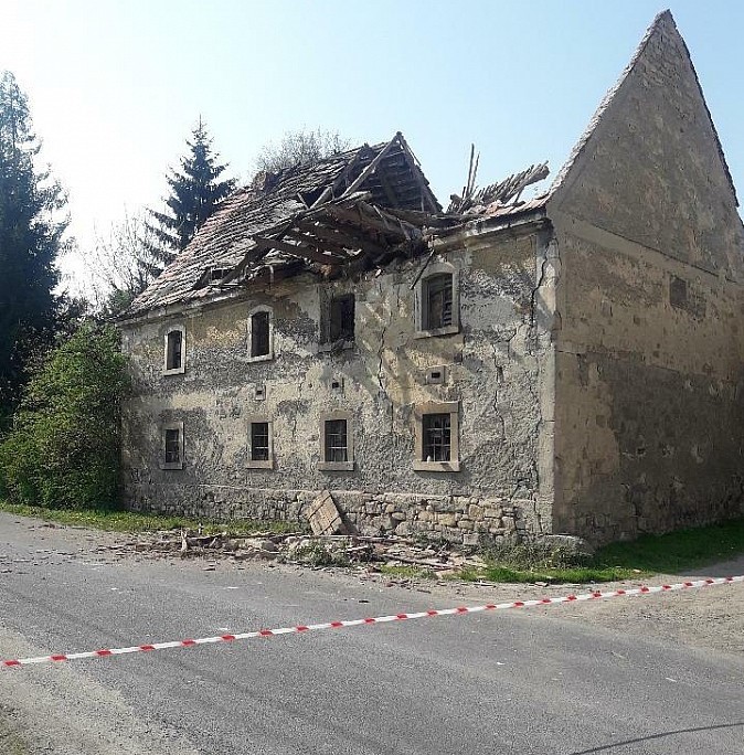 Budynek zawalił się na ulicę (FOTO)