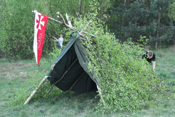 Noc spędzili w szałasach (FOTO)