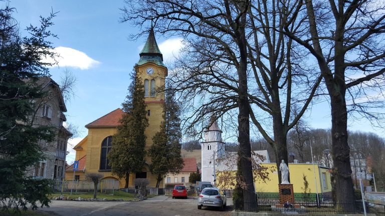 Czy mieszkańcy pozbędą się niesfornego proboszcza?