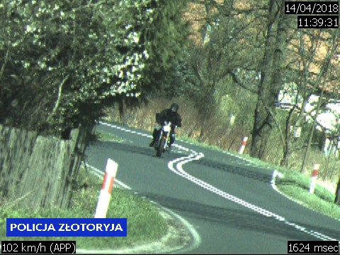 Ponad setką pędził motorem przez wieś