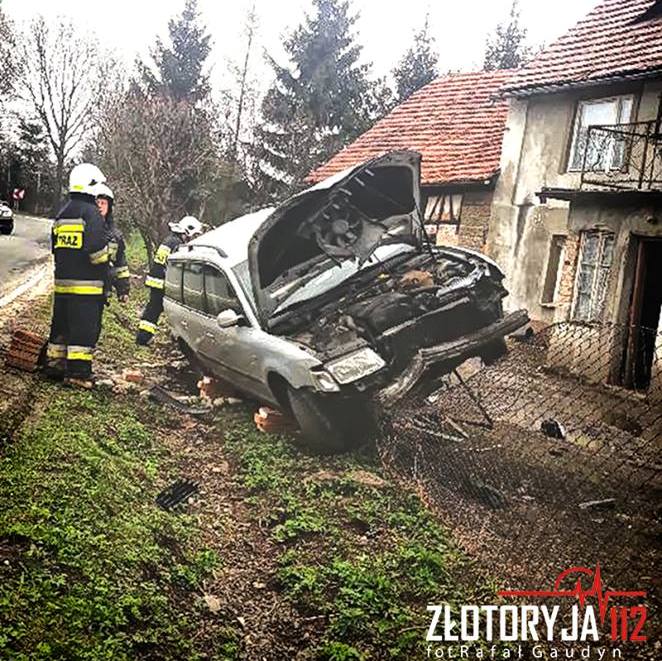 Pijany kierowca staranował ogrodzenie (FOTO)