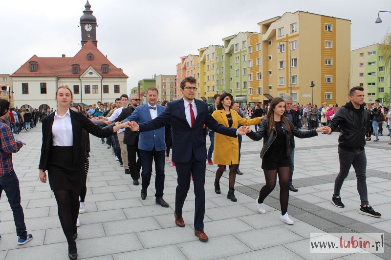 Zatańczyli poloneza w rynku (WIDEO, FOTO)