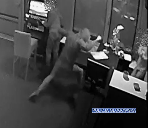 Napad na salon gier. Policja szuka sprawcy (WIDEO)