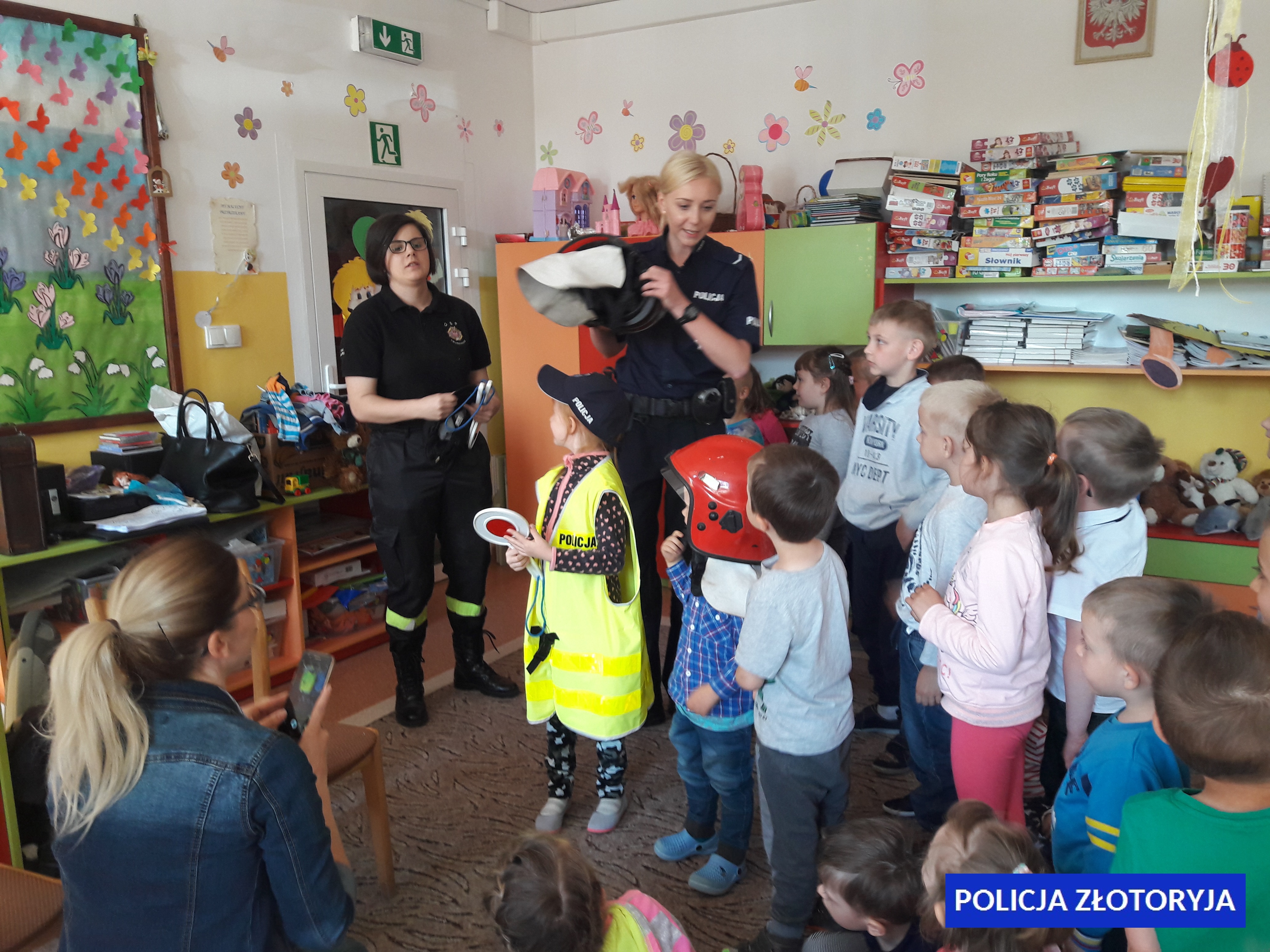 Policjantka i strażaczka z wizytą w przedszkolu (FOTO)