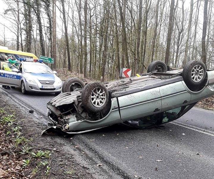 Autem z mur, groźne dachowanie i zderzenie busa z ciężarówką (FOTO)