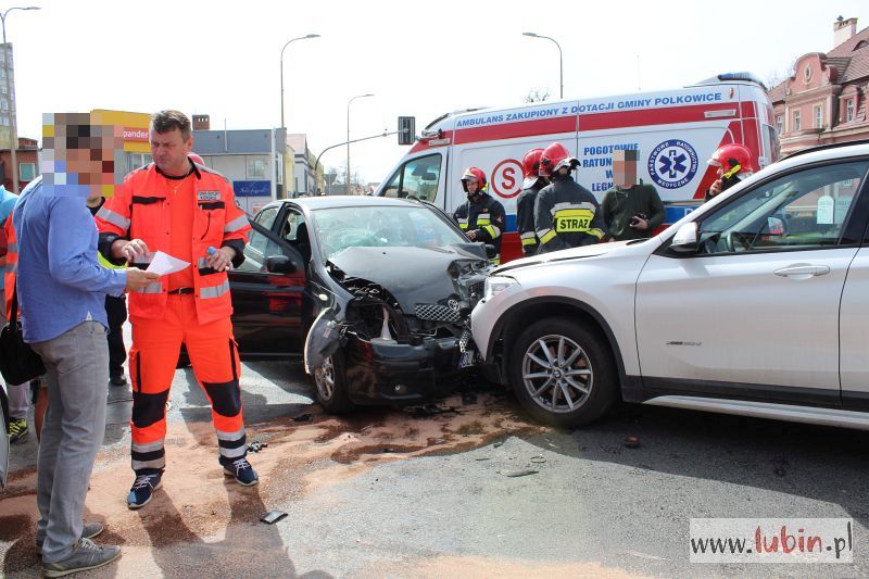 Zderzyli się czołowo, jedna osoba w szpitalu