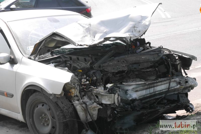 Zderzenie dwóch aut, trzy osoby w szpitalu