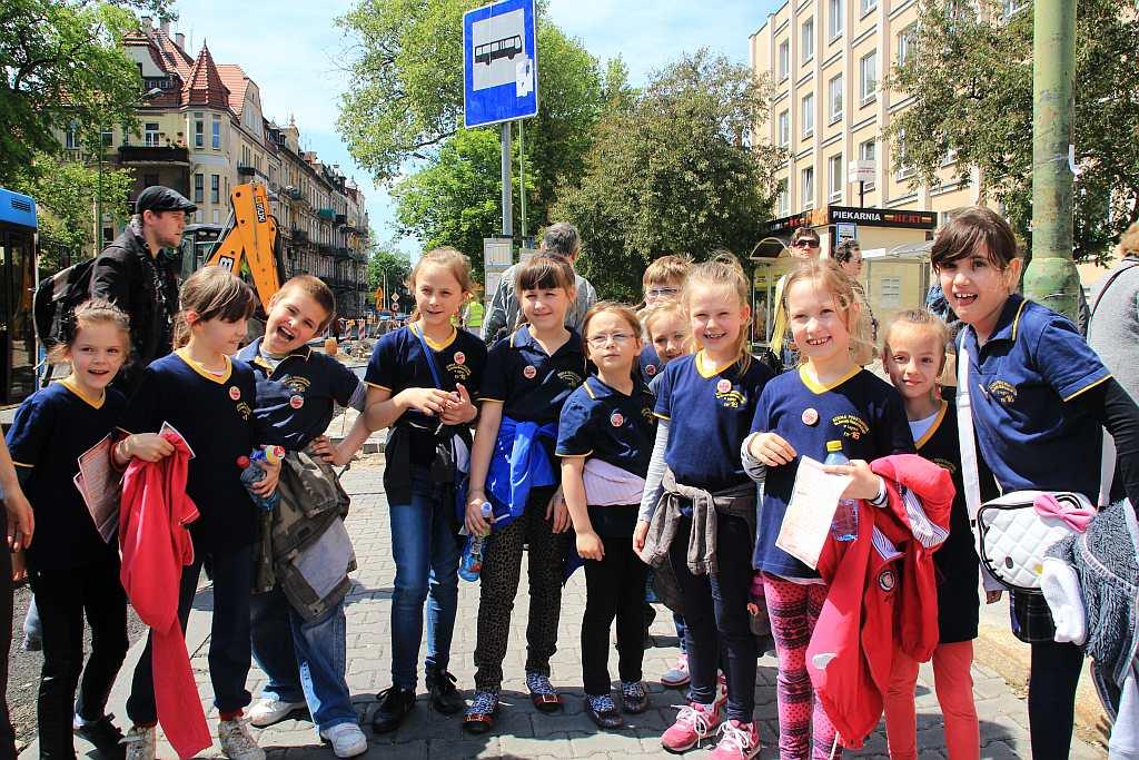 Chórzyści śpiewają pasażerom