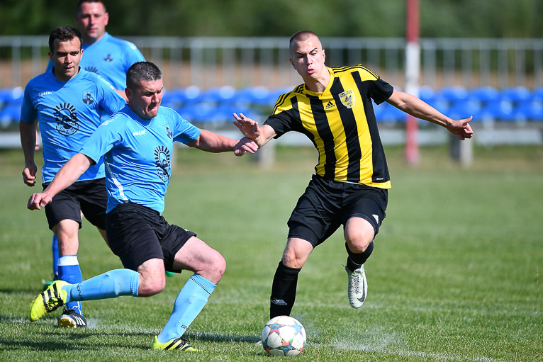 Czernina na kolanach w Serbach! (FOTO)