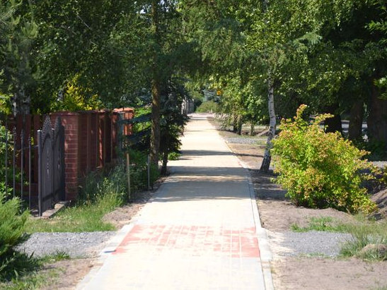 Biegnie przez całą wieś i cieszy mieszkańców