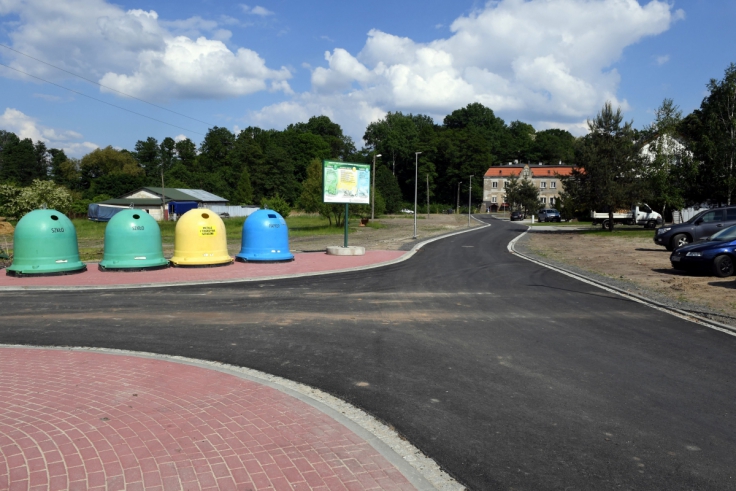 W Trzebczu doczekali się nowej drogi do pałacu