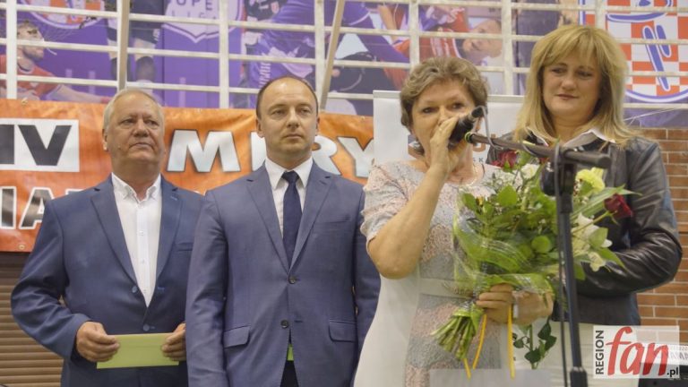 Emerytowana pracownica huty ze złotym odznaczeniem