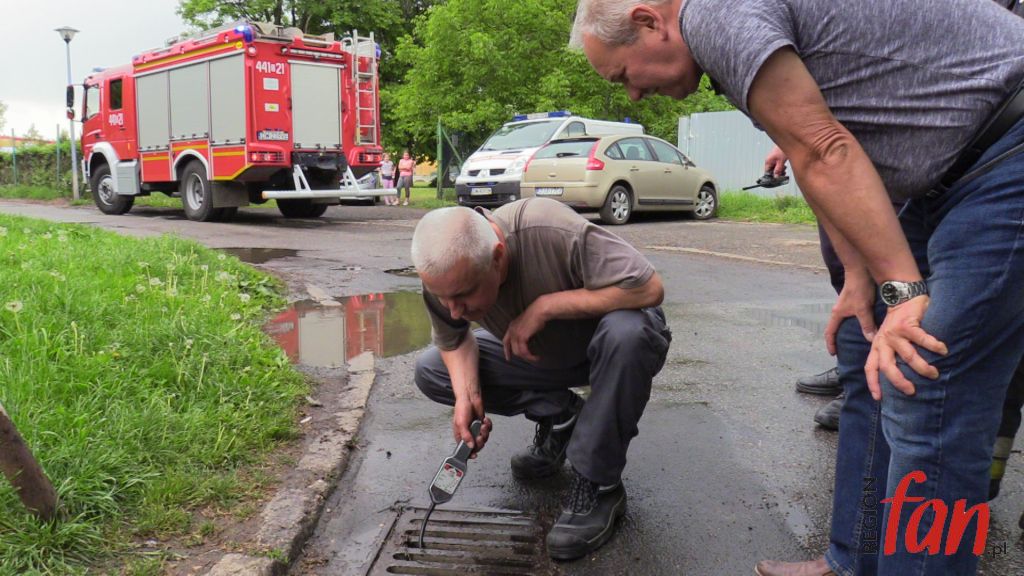 Podejrzany zapach ze studzienek (FOTO, WIDEO)