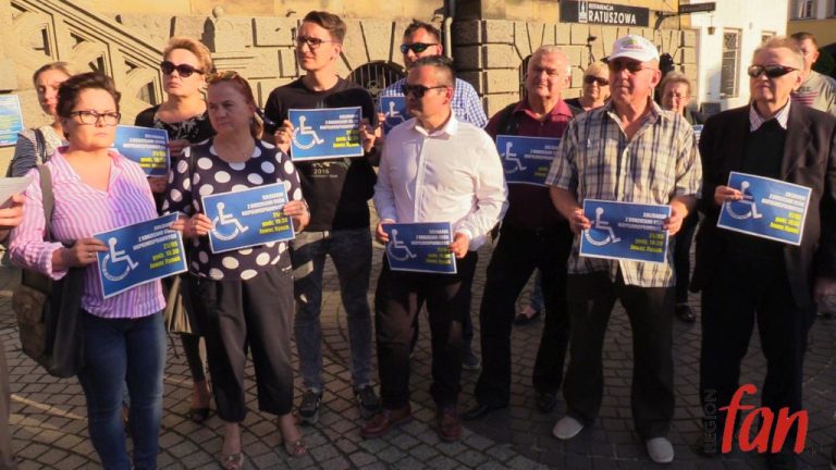 Jaworzanie wsparli protestujących rodziców (WIDEO)