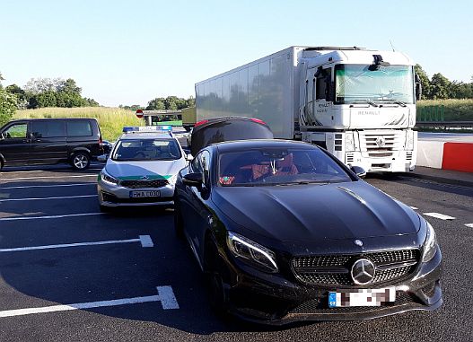 Luksusowy mercedes czekał przy autostradzie