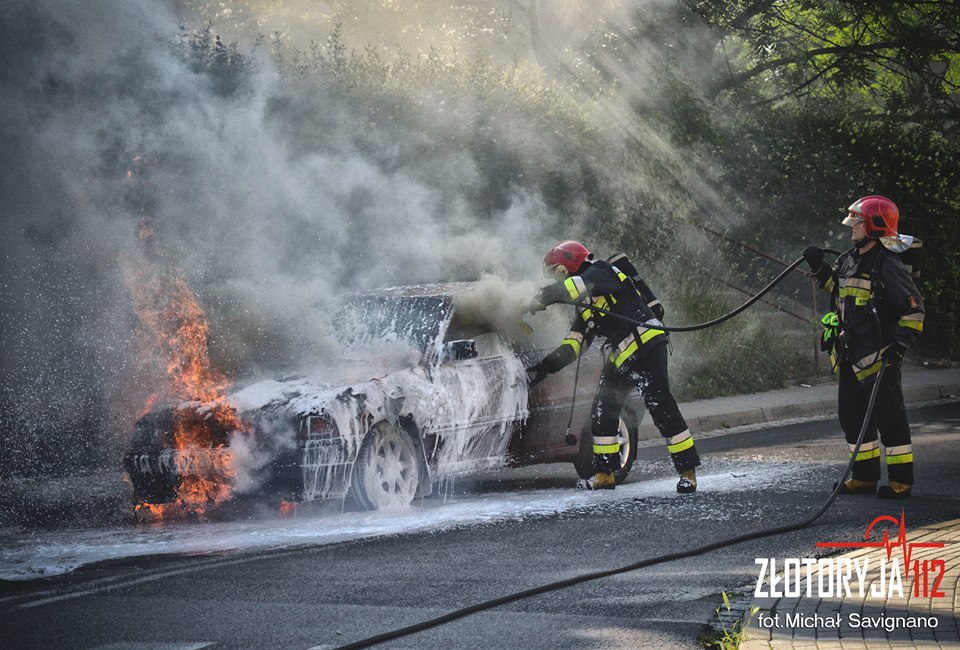 Zatrzymał się na światłach i stanął w ogniu (FOTO)