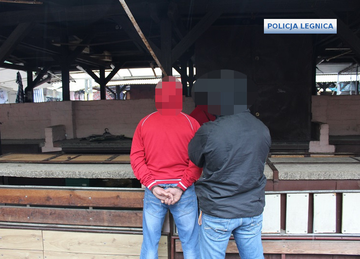 Nielegalny towar znaleźli w skrytkach