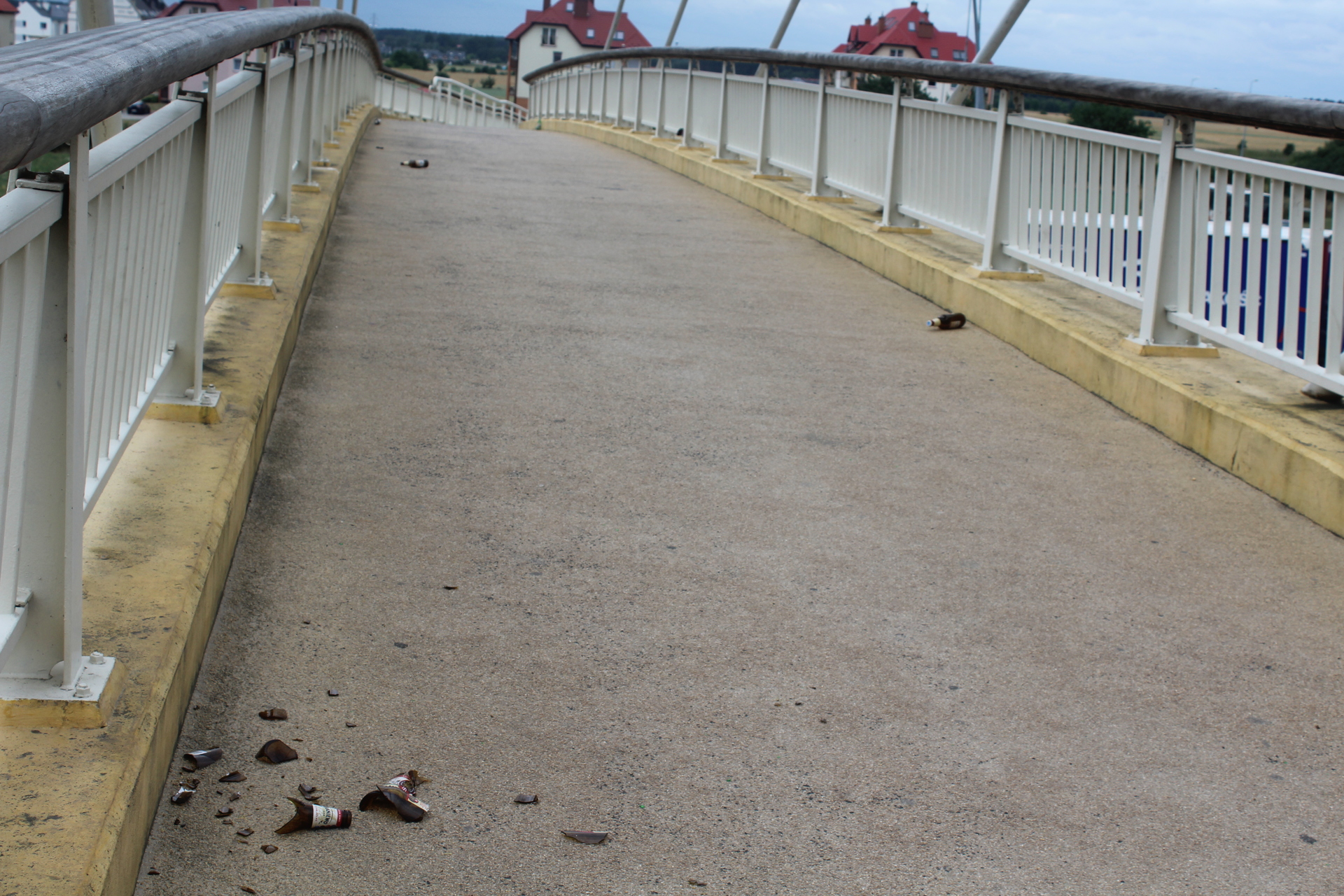 Kładka to nie śmietnik