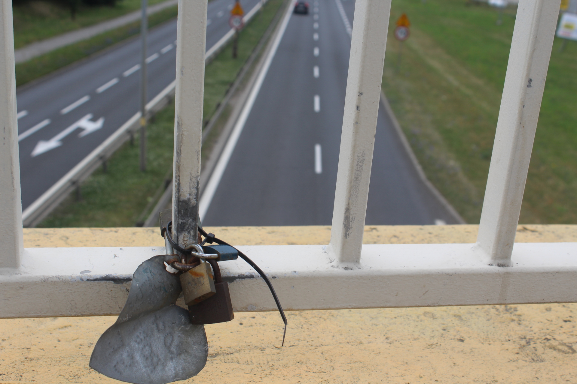 „Bukieciki” kłódek miłości na polkowickiej kładce (FOTO)
