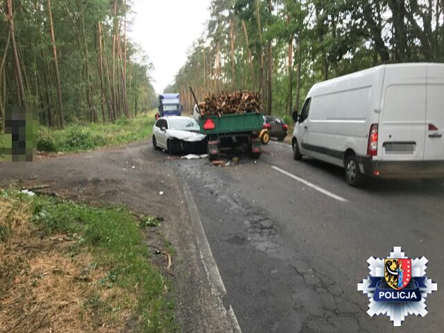 Po kolizji schował się w lesie