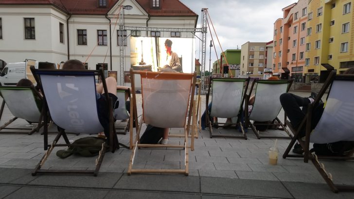 Seans kina pod chmurką przerwał deszcz