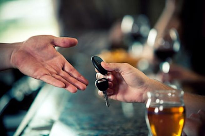 Pijane małżeństwo przyjechało pomóc pijanemu szwagrowi