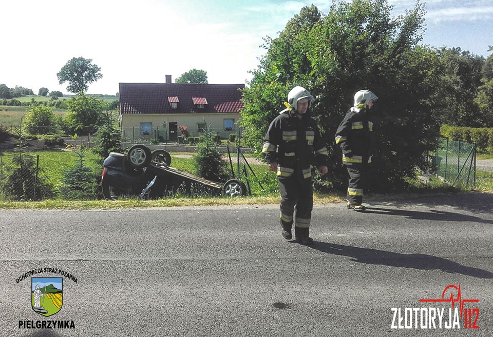 Zderzył się z drzewem i dachował (FOTO)