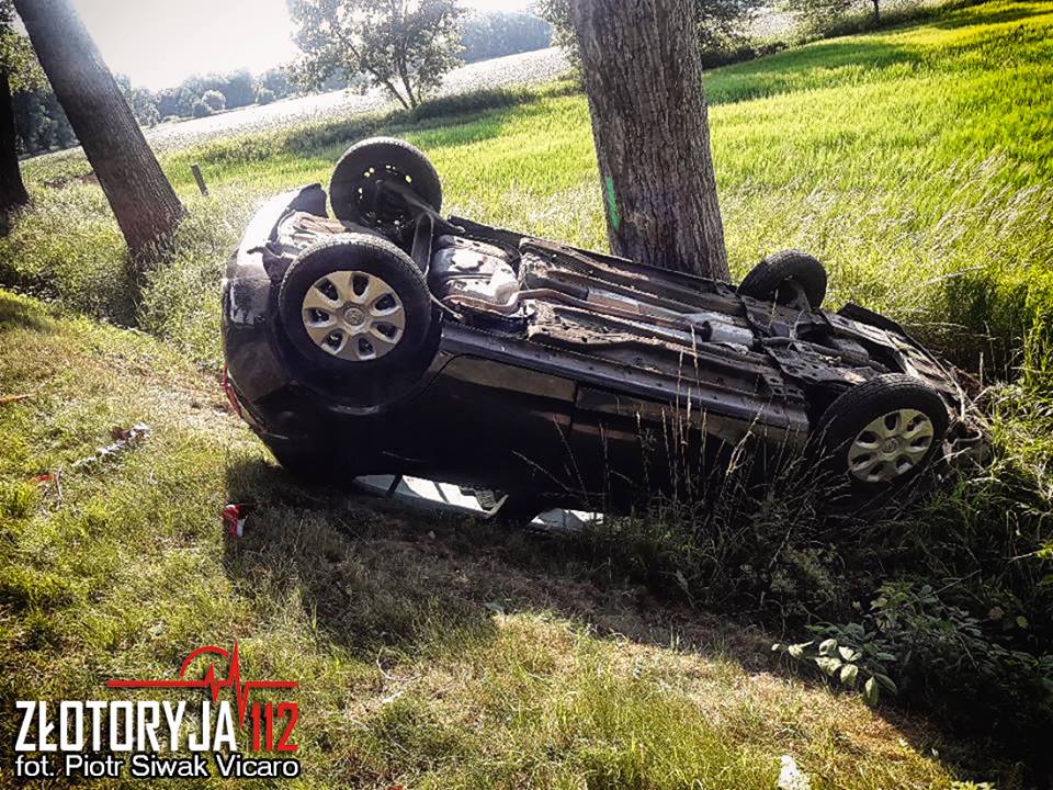 Wypadł z drogi i dachował. Pasażerka trafiła do szpitala