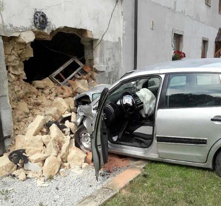 Zjechał z drogi i uderzył w budynek