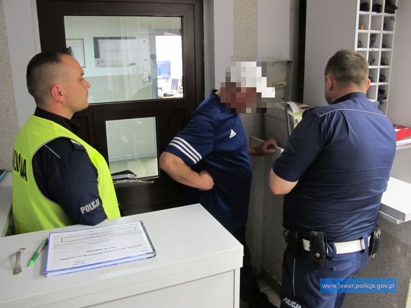 Jego kłopoty zaczęły się od niezapiętych pasów bezpieczeństwa (FOTO)