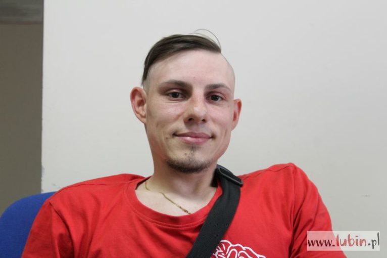 Po artykule zadzwonili do niego z pracą (WIDEO)