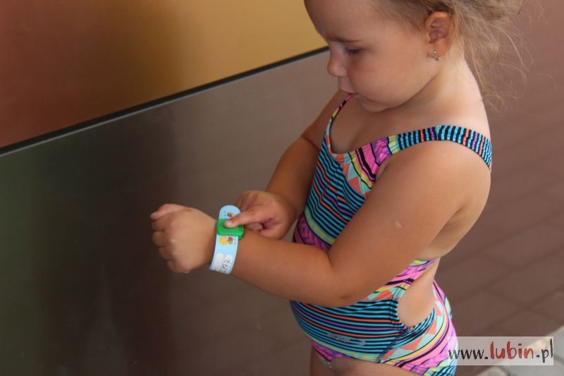 Aby maluch nie zgubił się w tłumie (WIDEO)