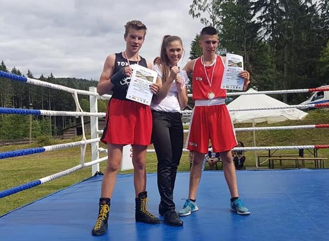 Pięściarze pomagają choremu Arturowi stawać na nogi