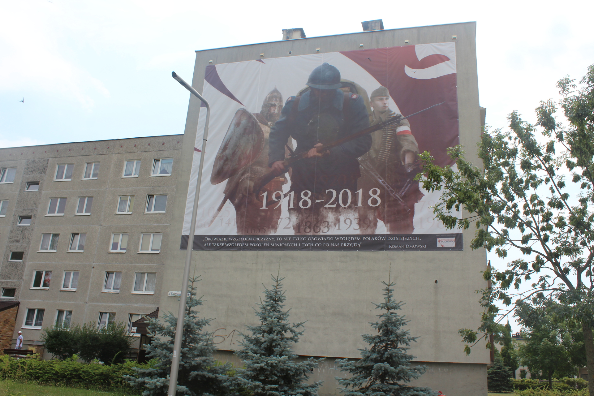 Niepodległościowa grafika na polkowickim bloku