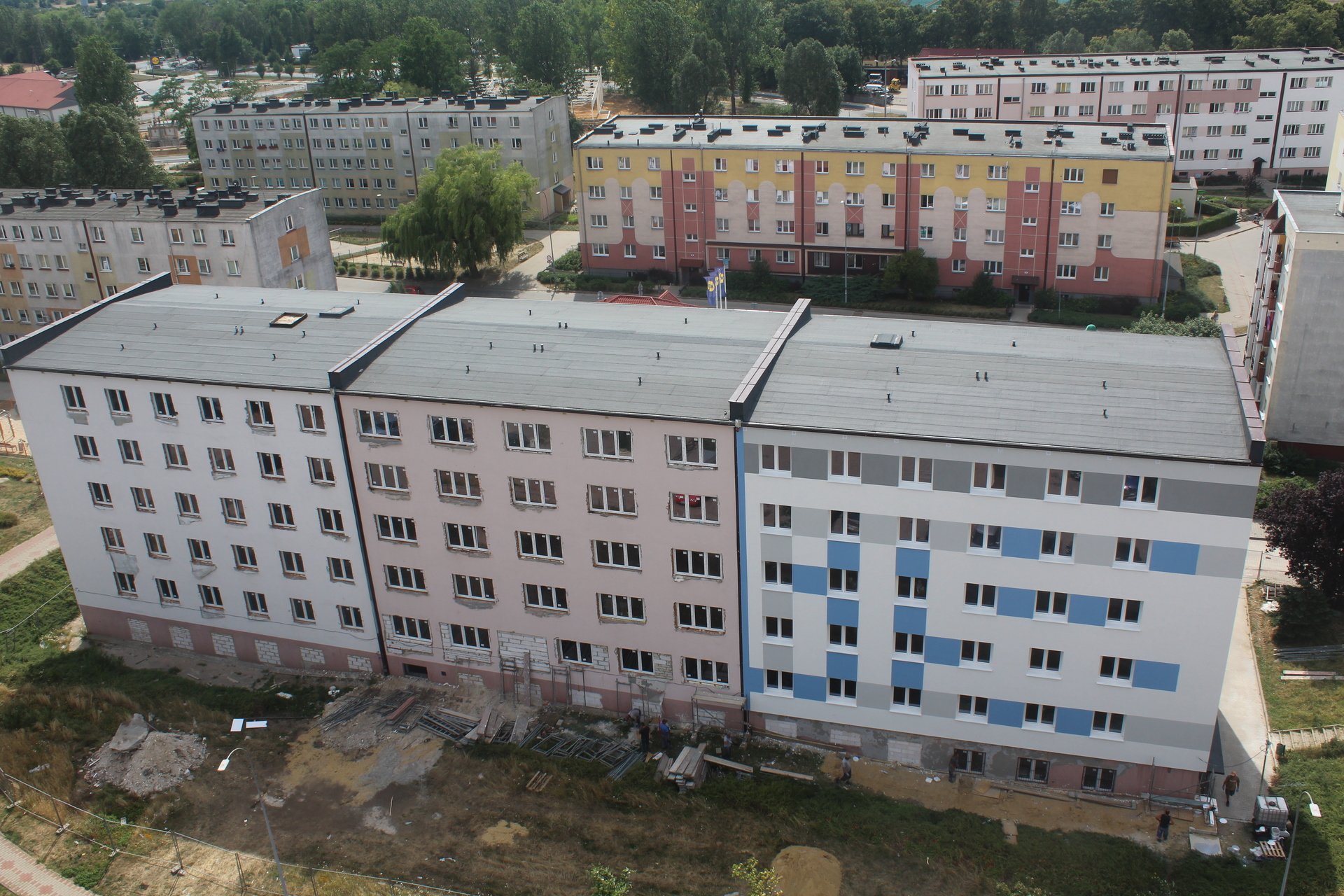 Mieszkańcy obserwują remont polkowickiego bloku