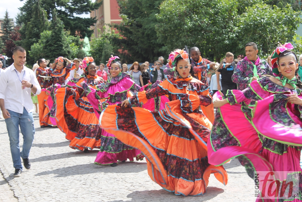 Egzotyczni tancerze przeszli przez miasto (FOTO, WIDEO)