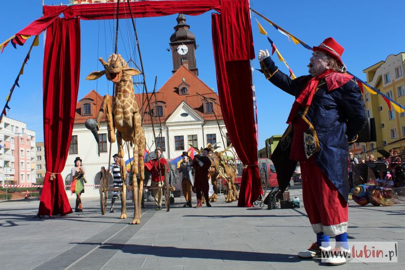 Lew, słoń i żyrafa w lubińskim rynku (FOTO)