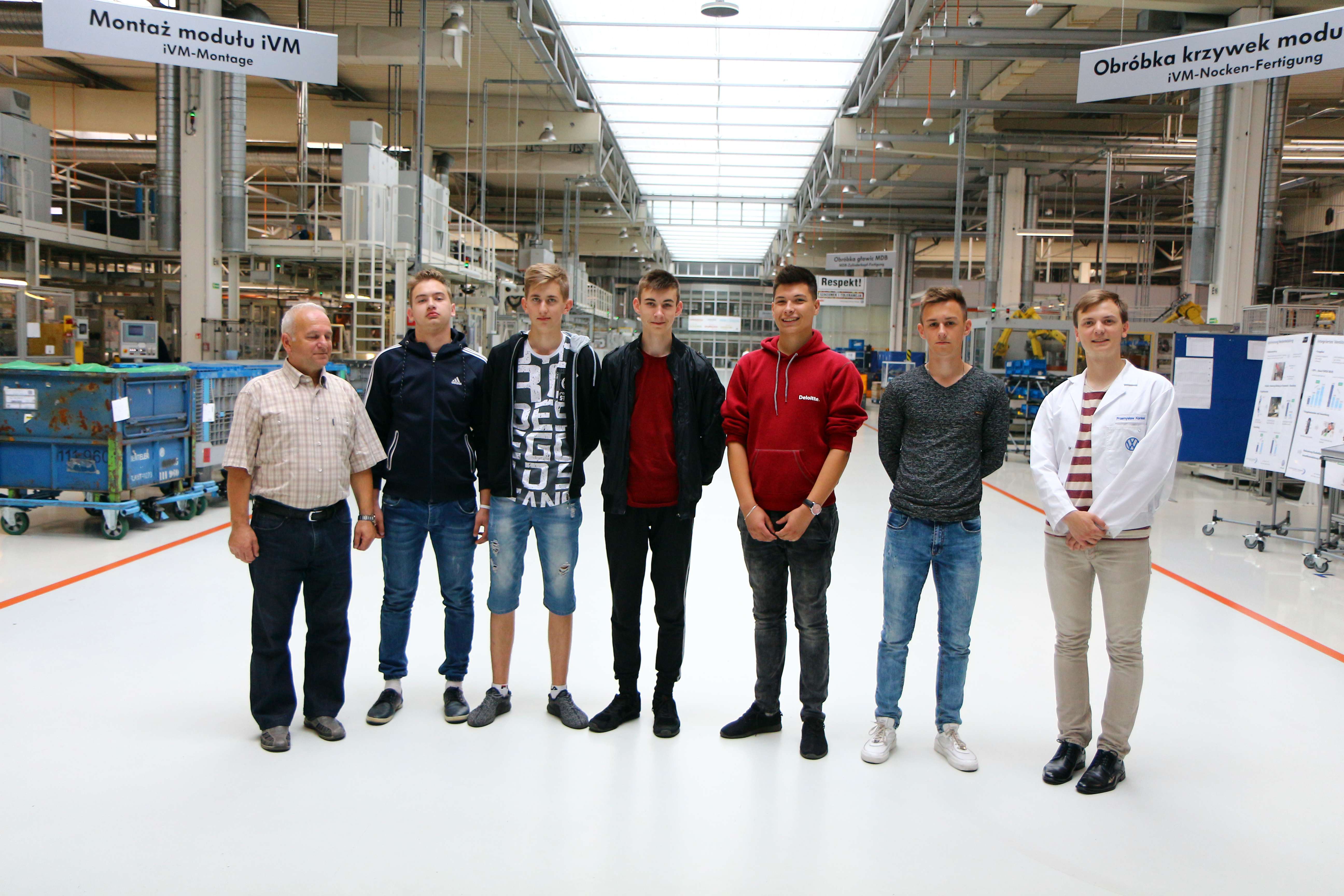 Polska młodzież z Ukrainy z wizytą w polkowickim Volkswagenie