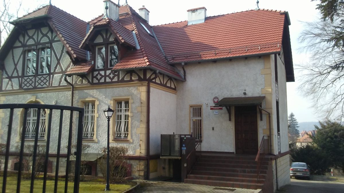 Oszukała 90-latkę na 100 tys. zł. 24-letnia Tyfany K. aresztowana (WIDEO)