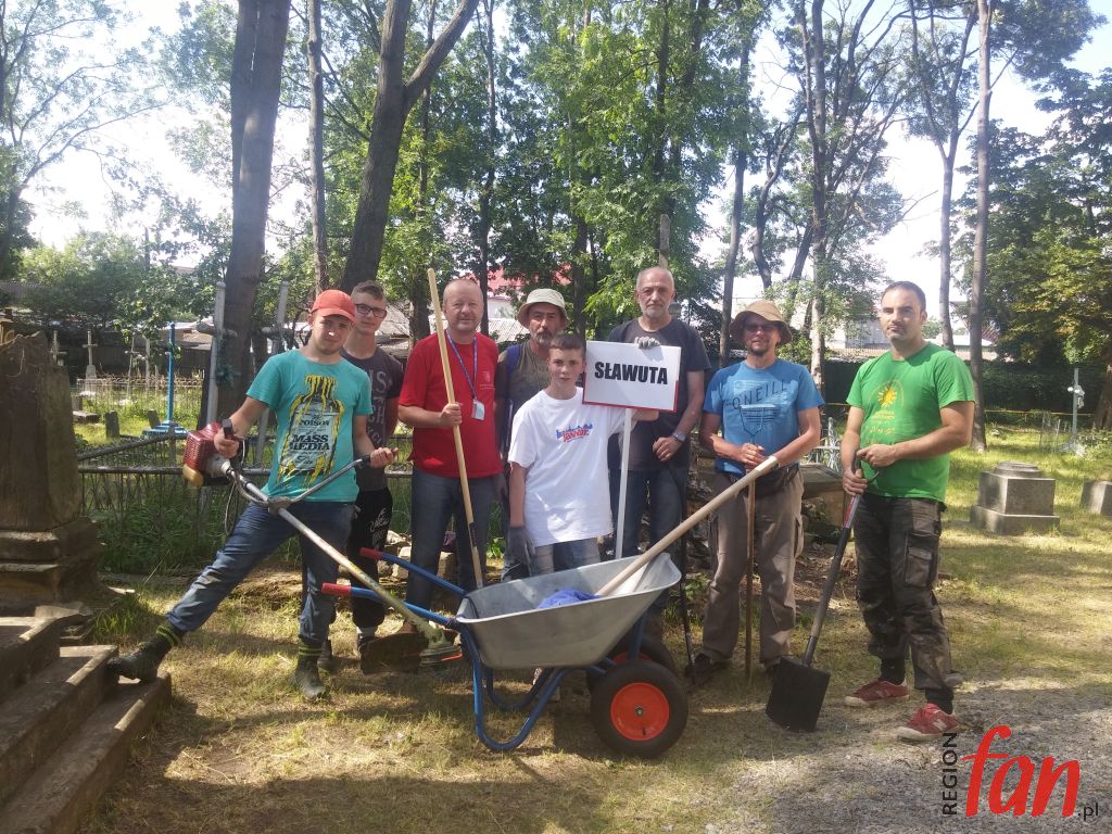 Zatroszczyli się o polskie groby w ukraińskiej Sławucie (FOTO)