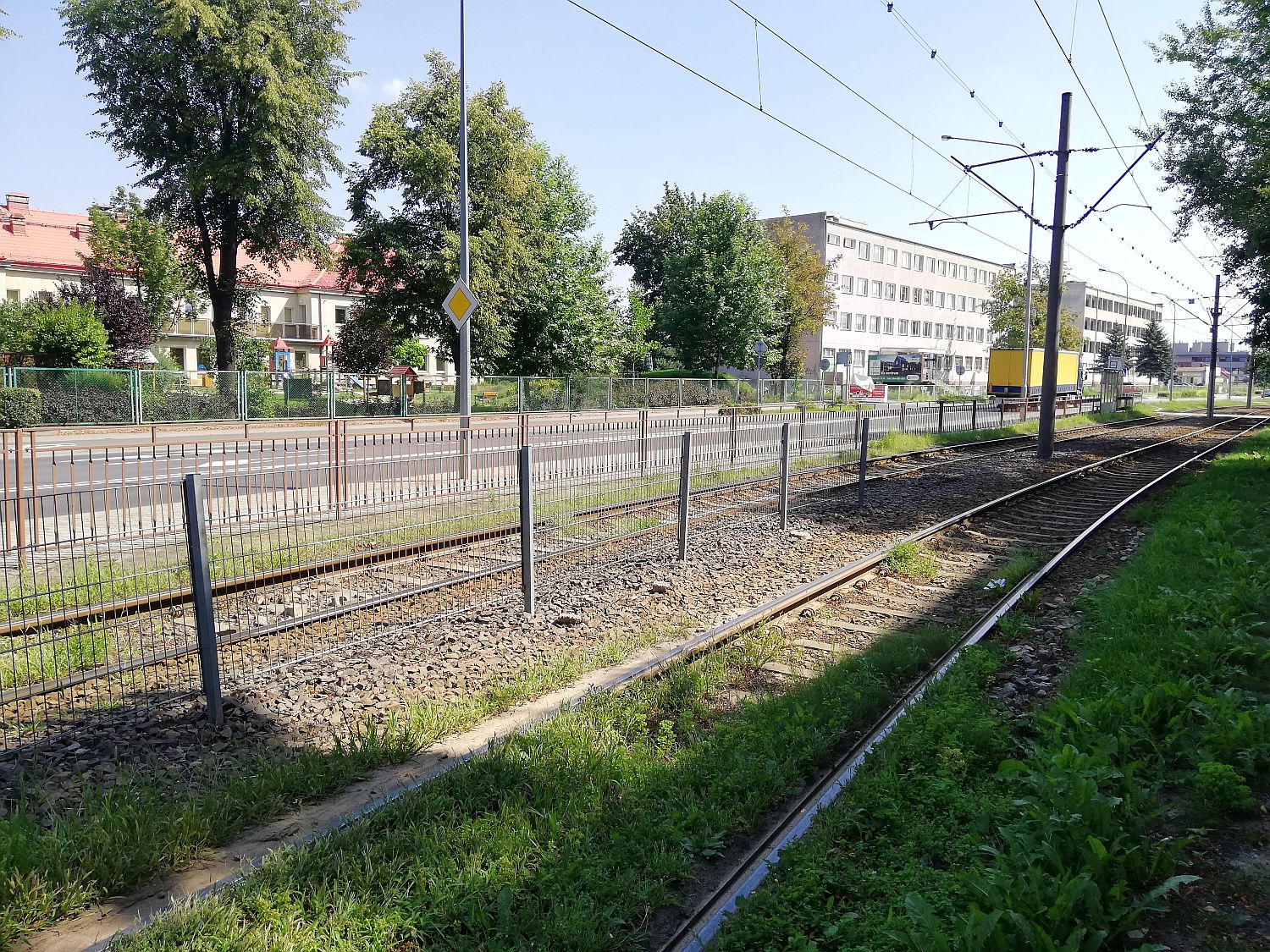 Pijany prezes spółki z grupy KGHM zasnął w aucie na torach (WIDEO)