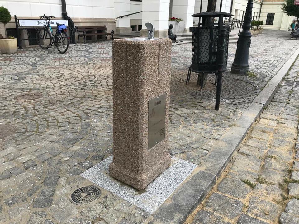 Uliczny zdrój na głogowskim Rynku