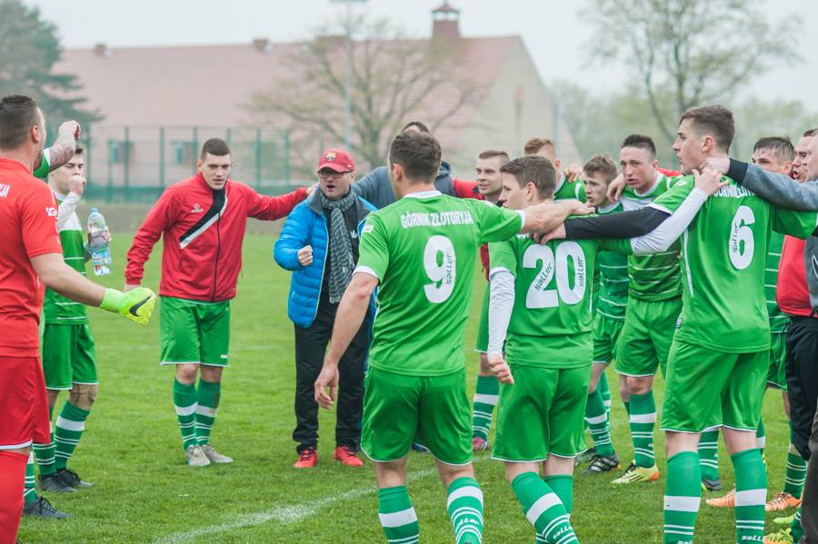 Piłkarze bawili się z dziećmi