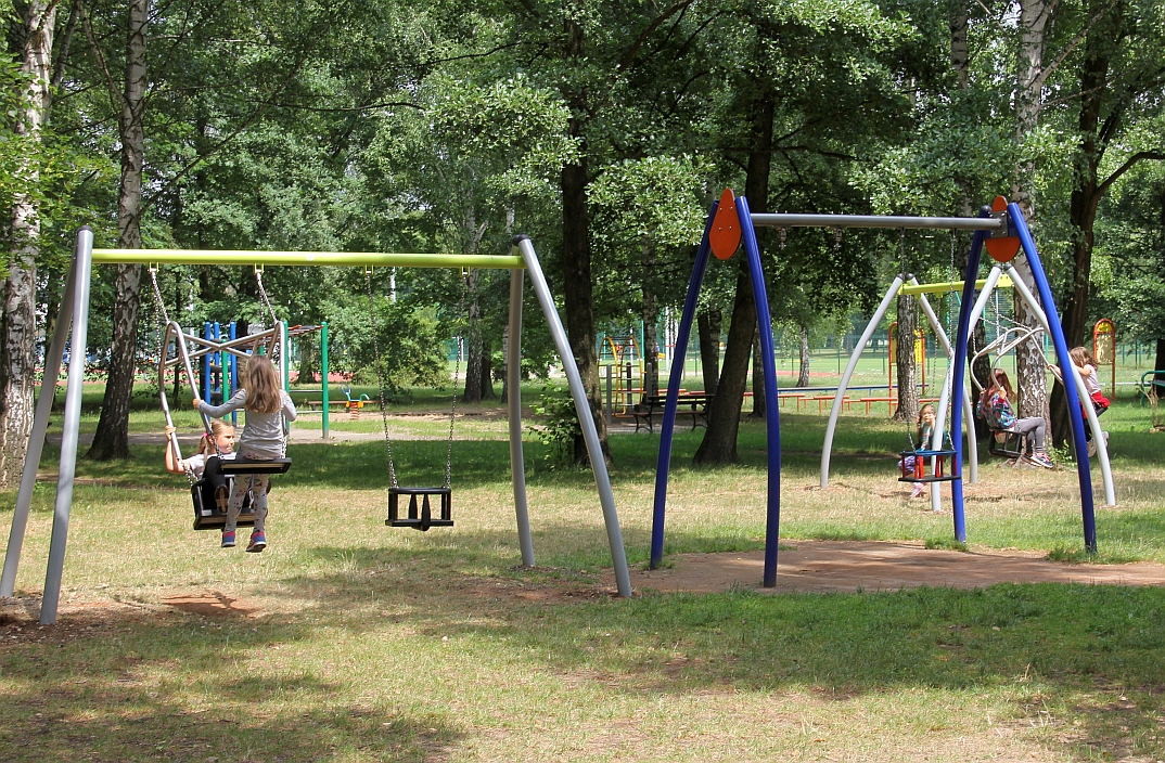 Nowe huśtawki na… ulubionym placu wandali