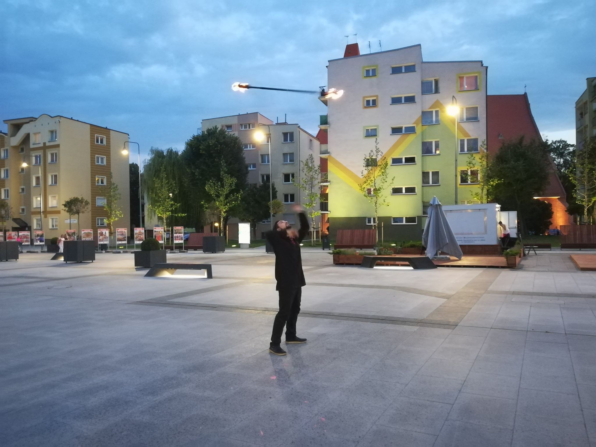 Żongluje ogniem w rynku (FOTO)